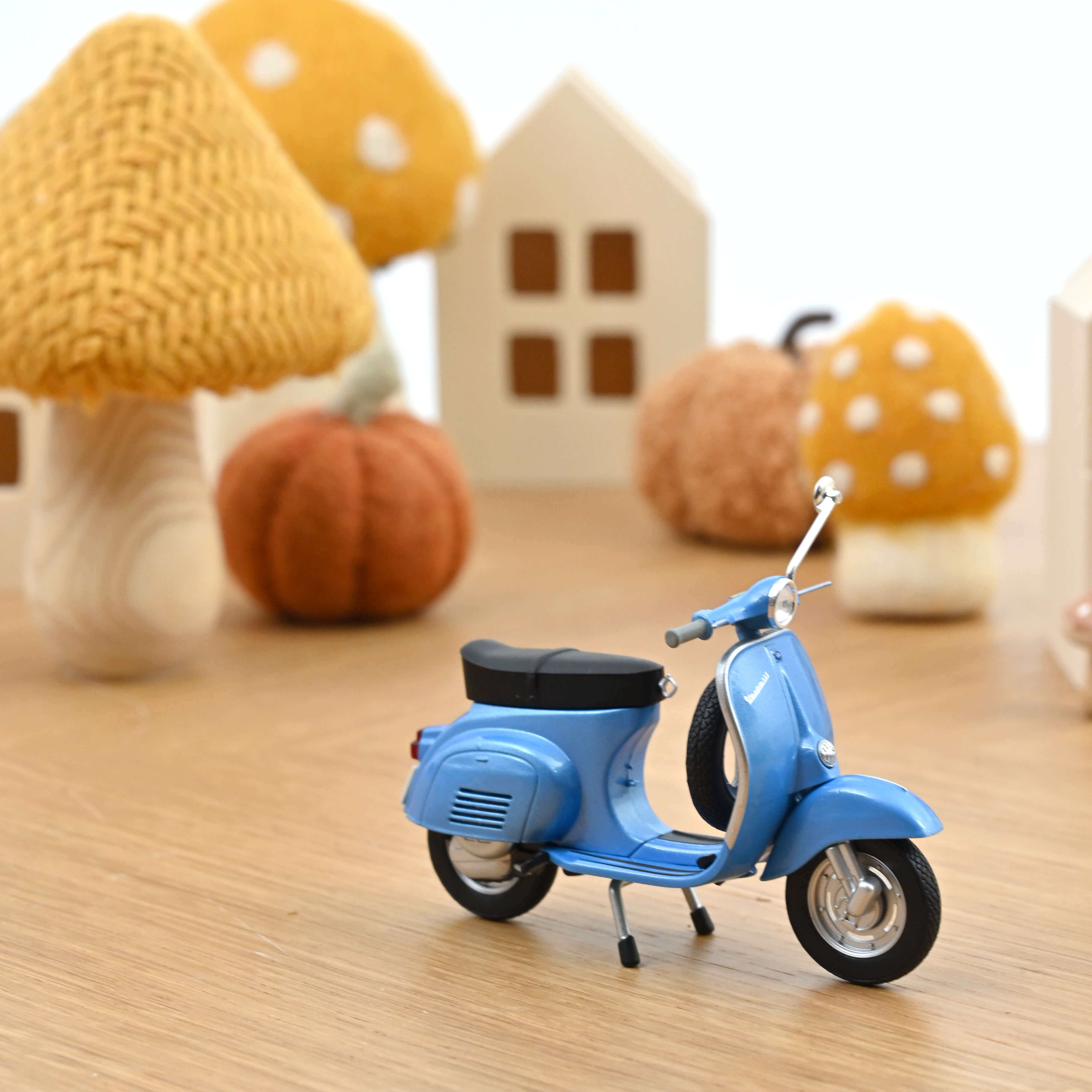 scooter VESPA SPORTIQUE bleu clair 1/6 métal XONEX moto miniature de scooter VESPA SPORTIQUE bleu clair 1/6 métal XONEX moto miniature de