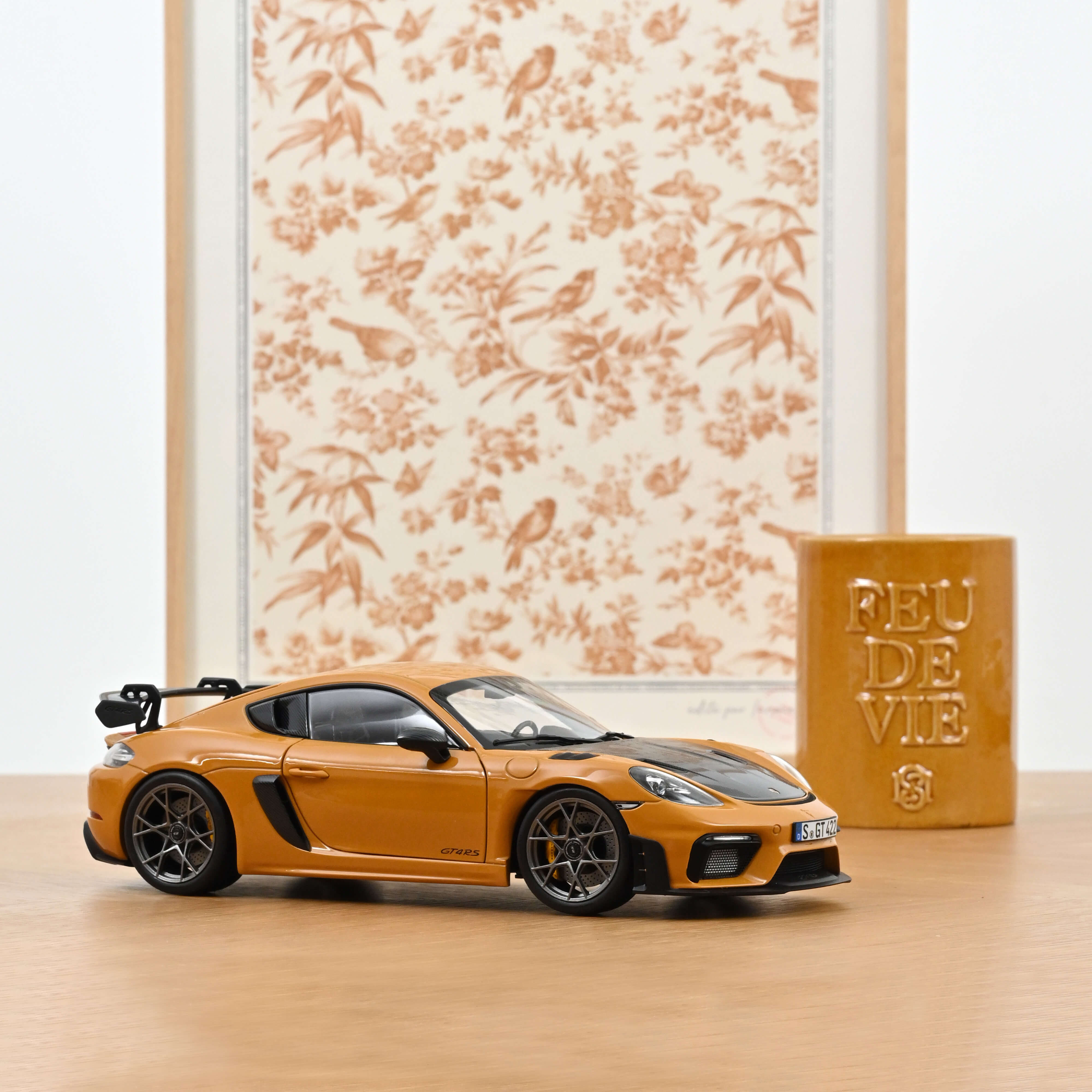 Voiture de 2023 couleur orange - PORSCHE Cayman GT4 RS Pack Weissach Voiture de 2023 couleur orange - PORSCHE Cayman GT4 RS Pack Weissach