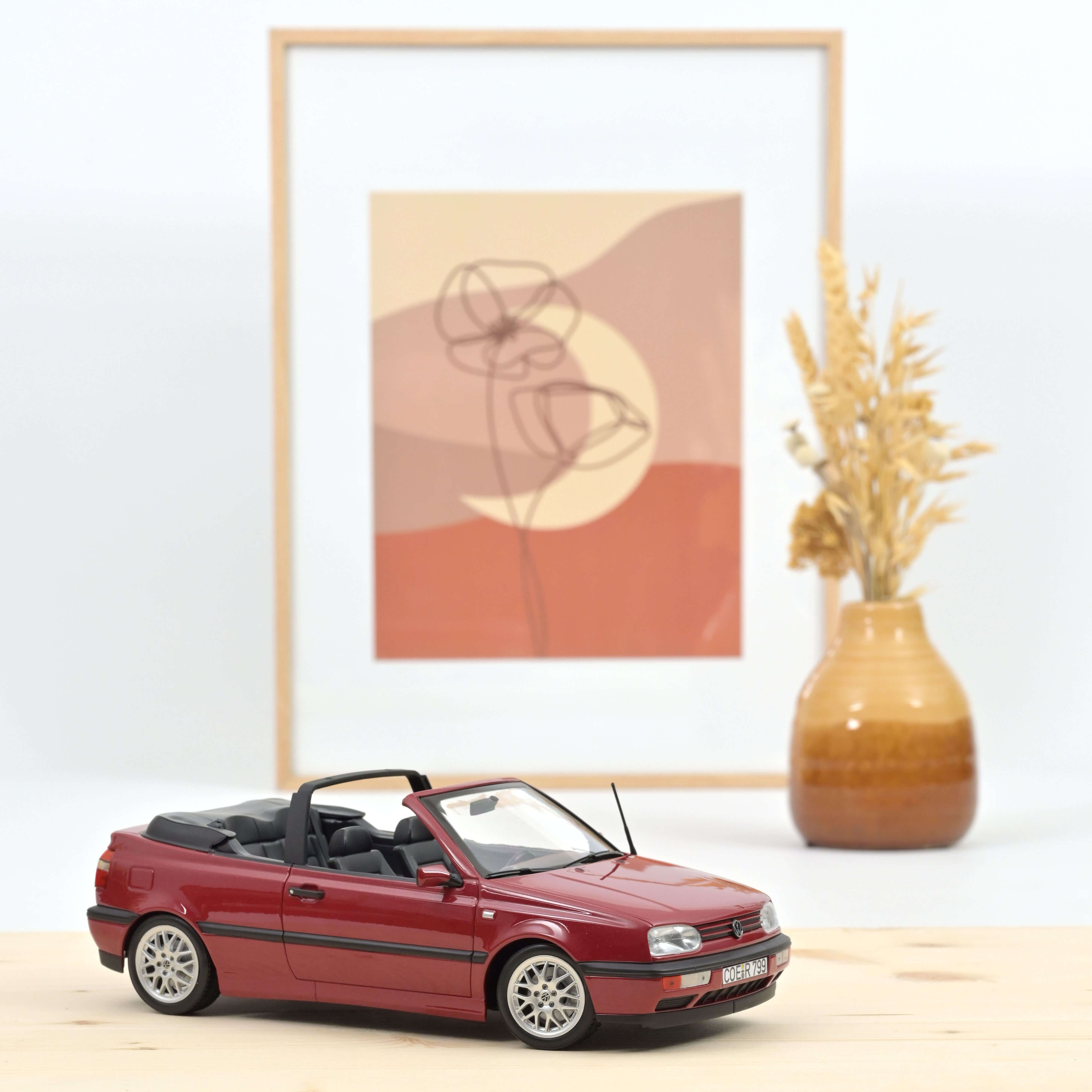 VW Golf Cabriolet 1995 Dark Red met 1:18 200pcs – Norev