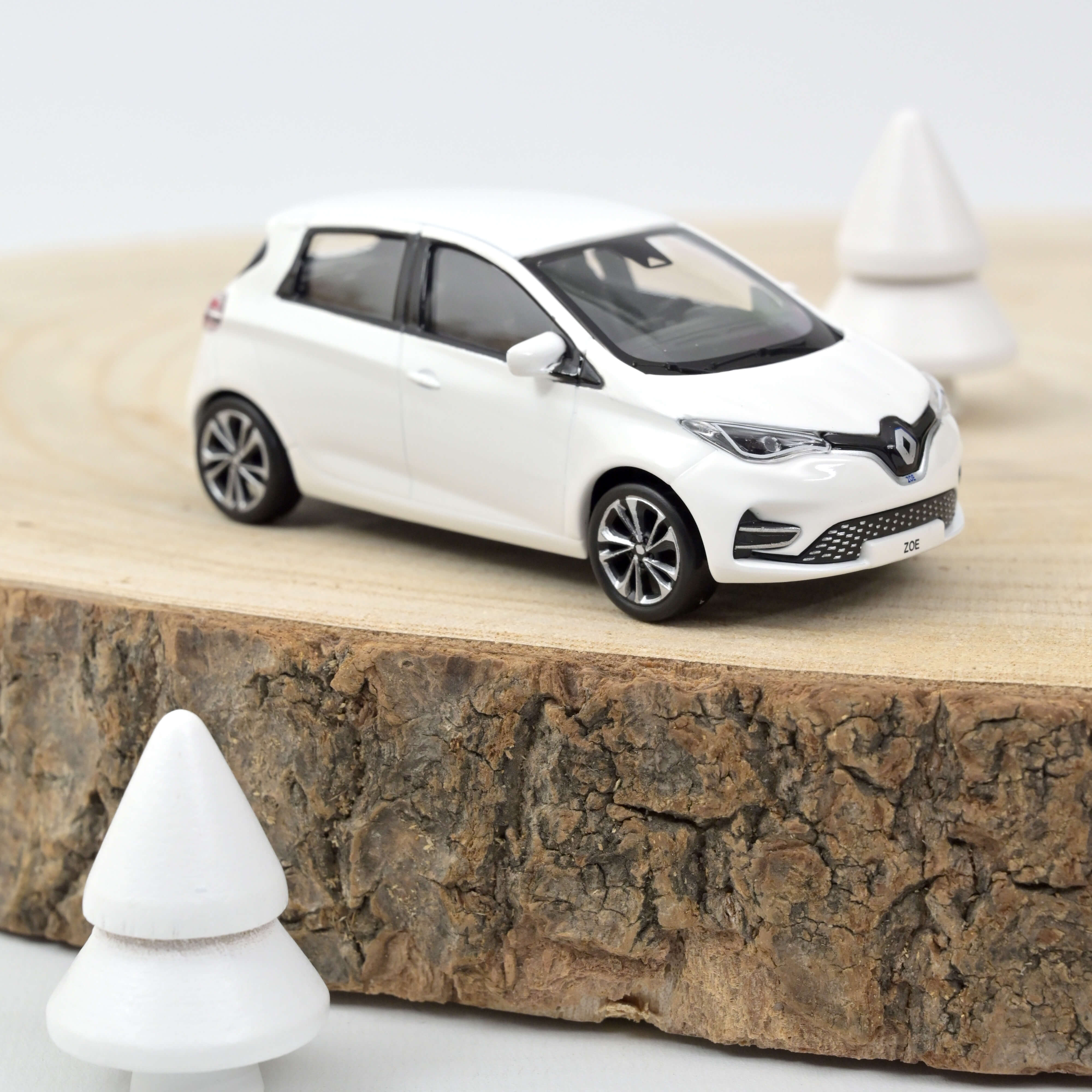 Miniature Norev Renault ZOE 3 inches 1/64 RARE Voiture Métal Miniature Norev Renault ZOE 3 inches 1/64 RARE Voiture Métal
