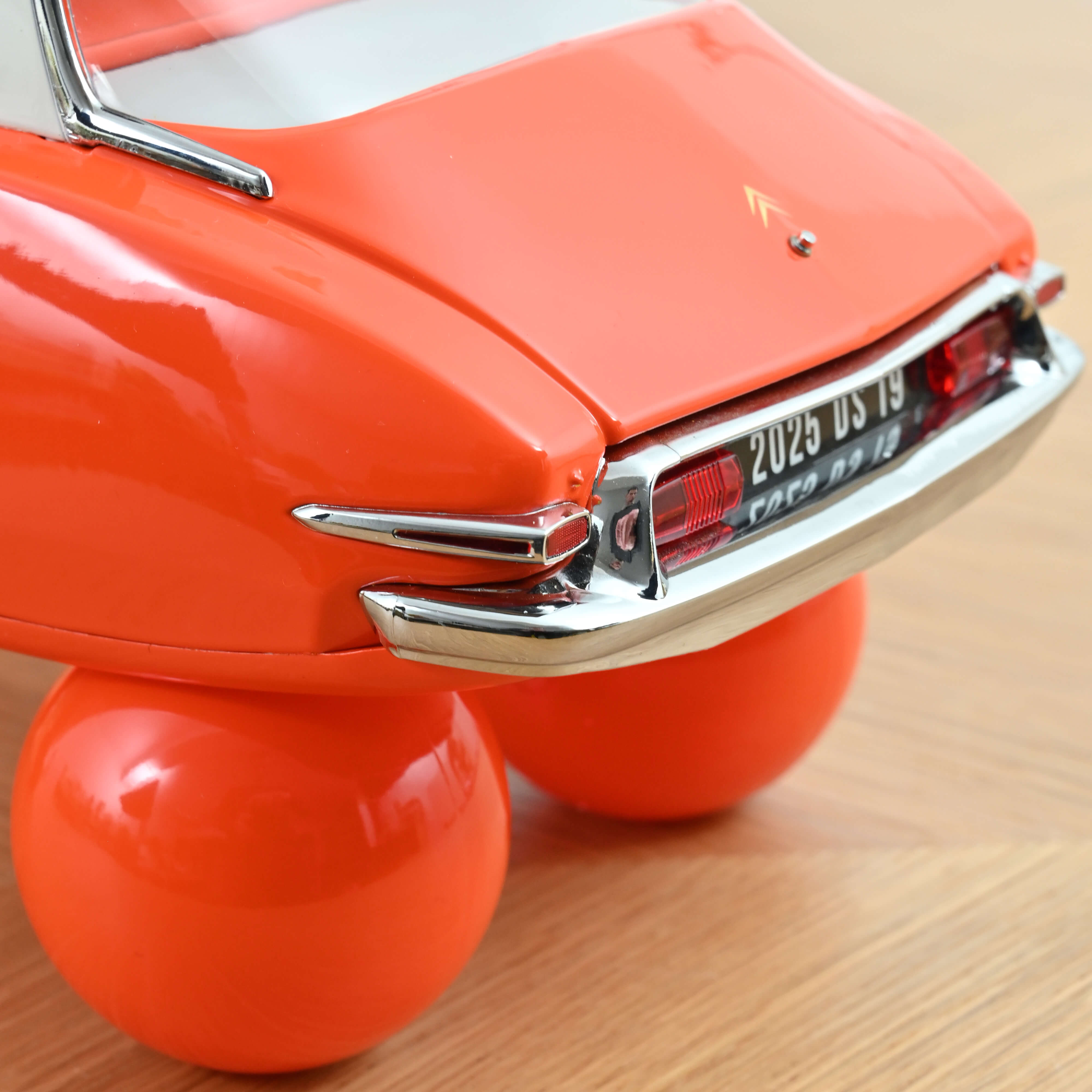 NOREV,CITROEN SS 19 sur boules 1959 Nuancier d'Orange, 1/12 NOREV,CITROEN SS 19 sur boules 1959 Nuancier d'Orange, 1/12
