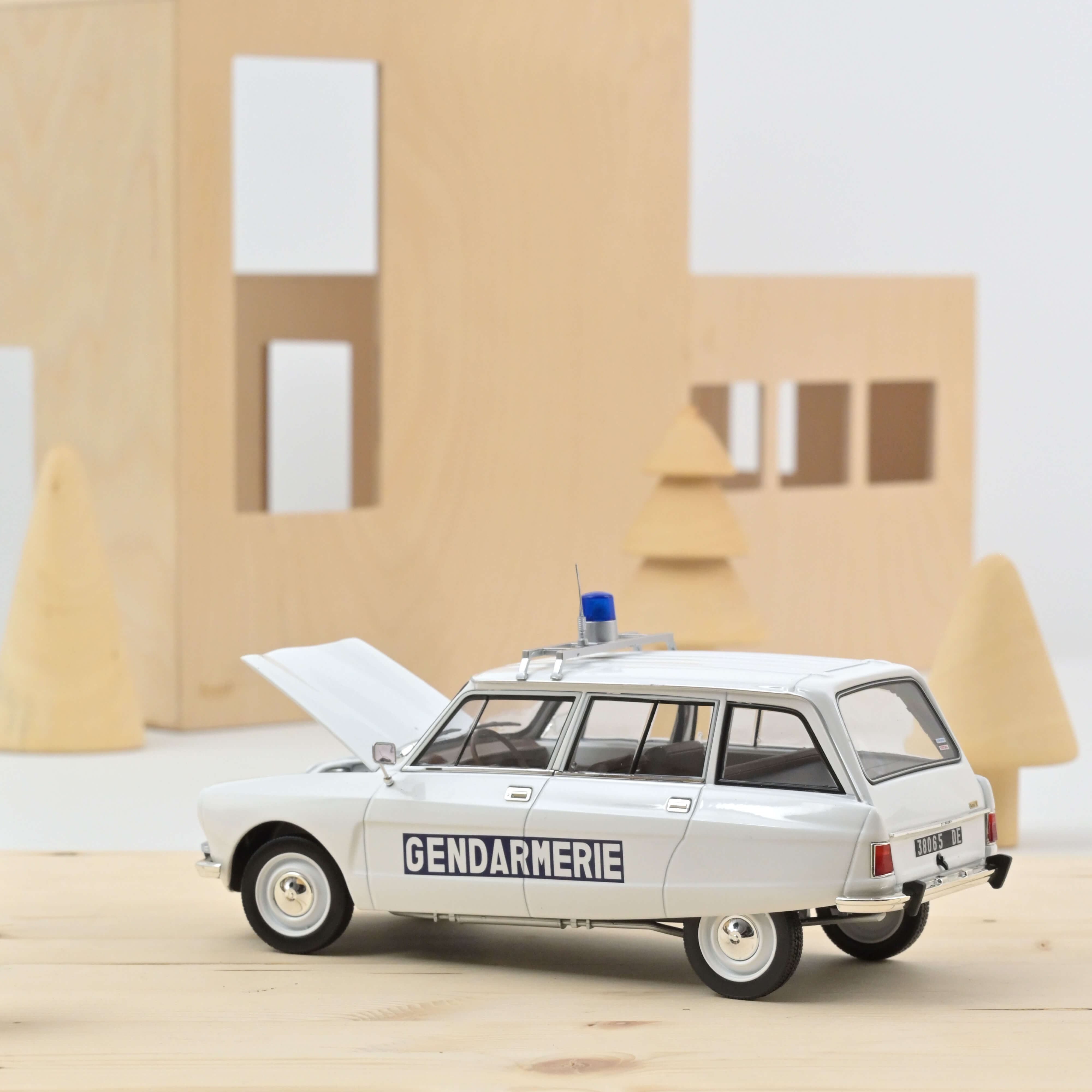 1:18 NOREV Citroen Ami 8 Pause 1975 Gendarmerie Blanc 1:18 NOREV Citroen Ami 8 Pause 1975 Gendarmerie Blanc