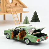 Mercedes-Benz 200 1973 Vert 1/18