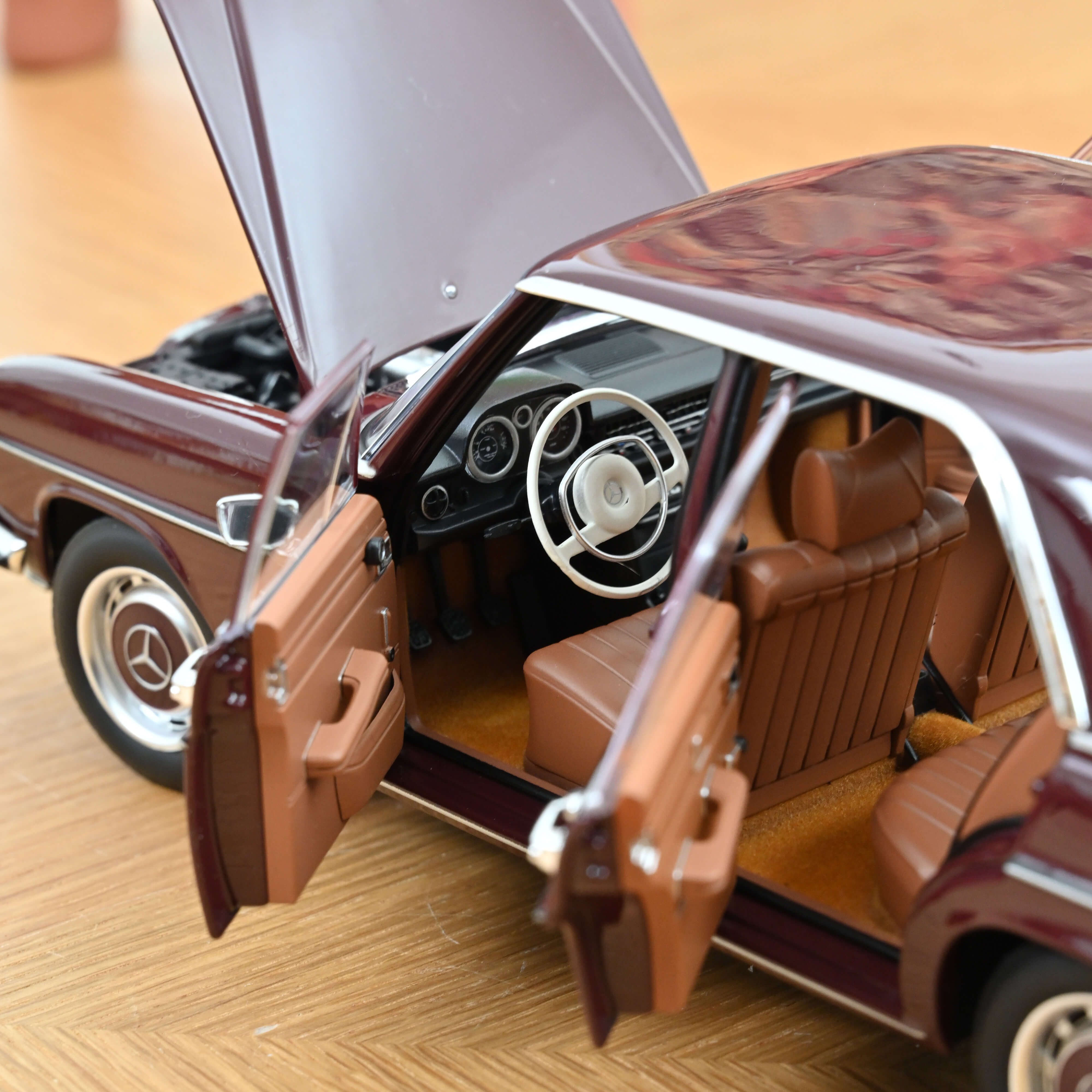 MERCEDES BENZ 200 W115 1968 1973 Bycance Gold Norev B66040665 1:18 MERCEDES BENZ 200 W115 1968 1973 Bycance Gold Norev B66040665 1:18