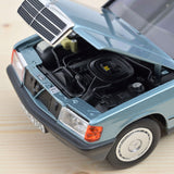 Mercedes-Benz 190 E 1984 Bleu clair métallisé 1/18