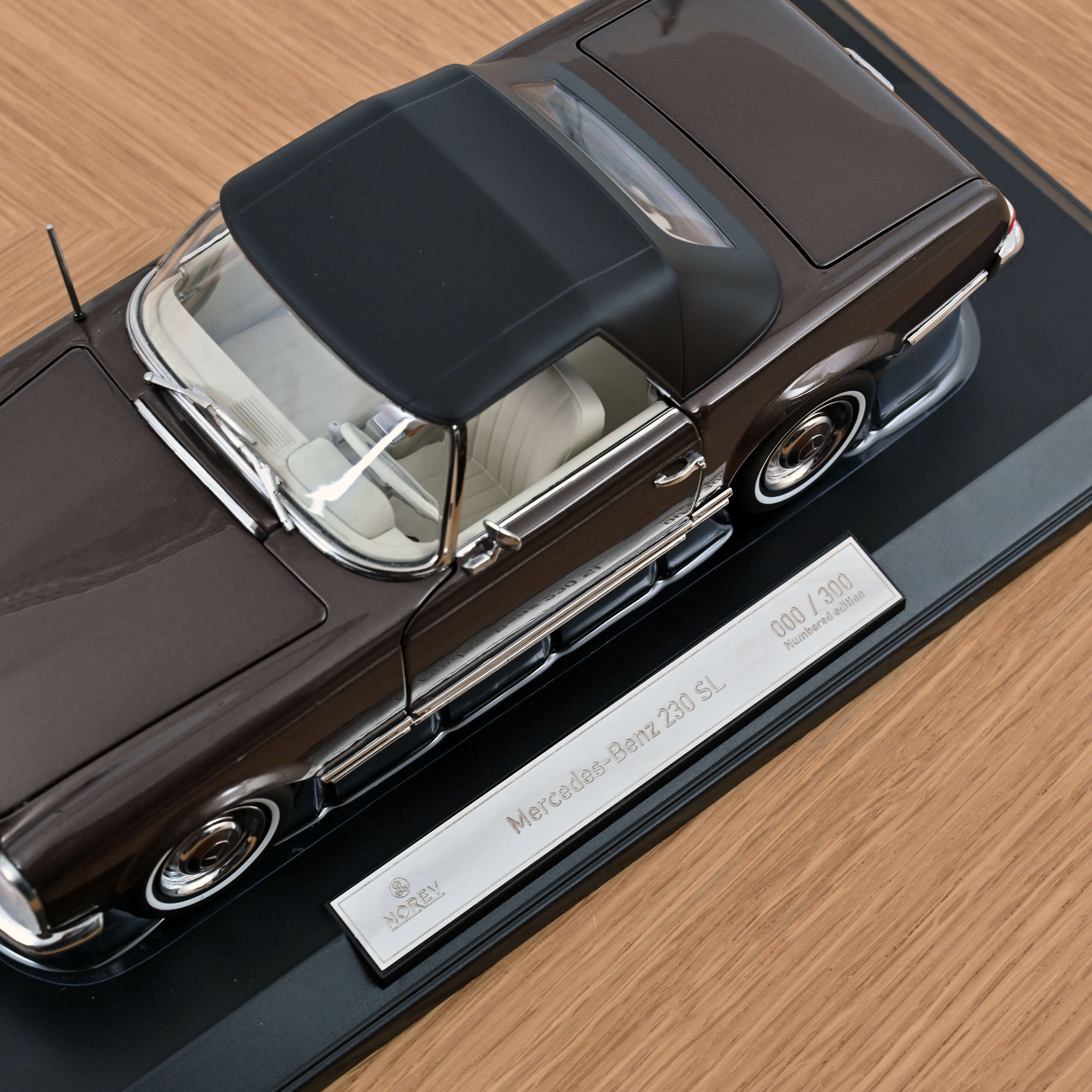 Dinky toys MERCEDES 230 SL très rare dans cet état Dinky toys MERCEDES 230 SL très rare dans cet état