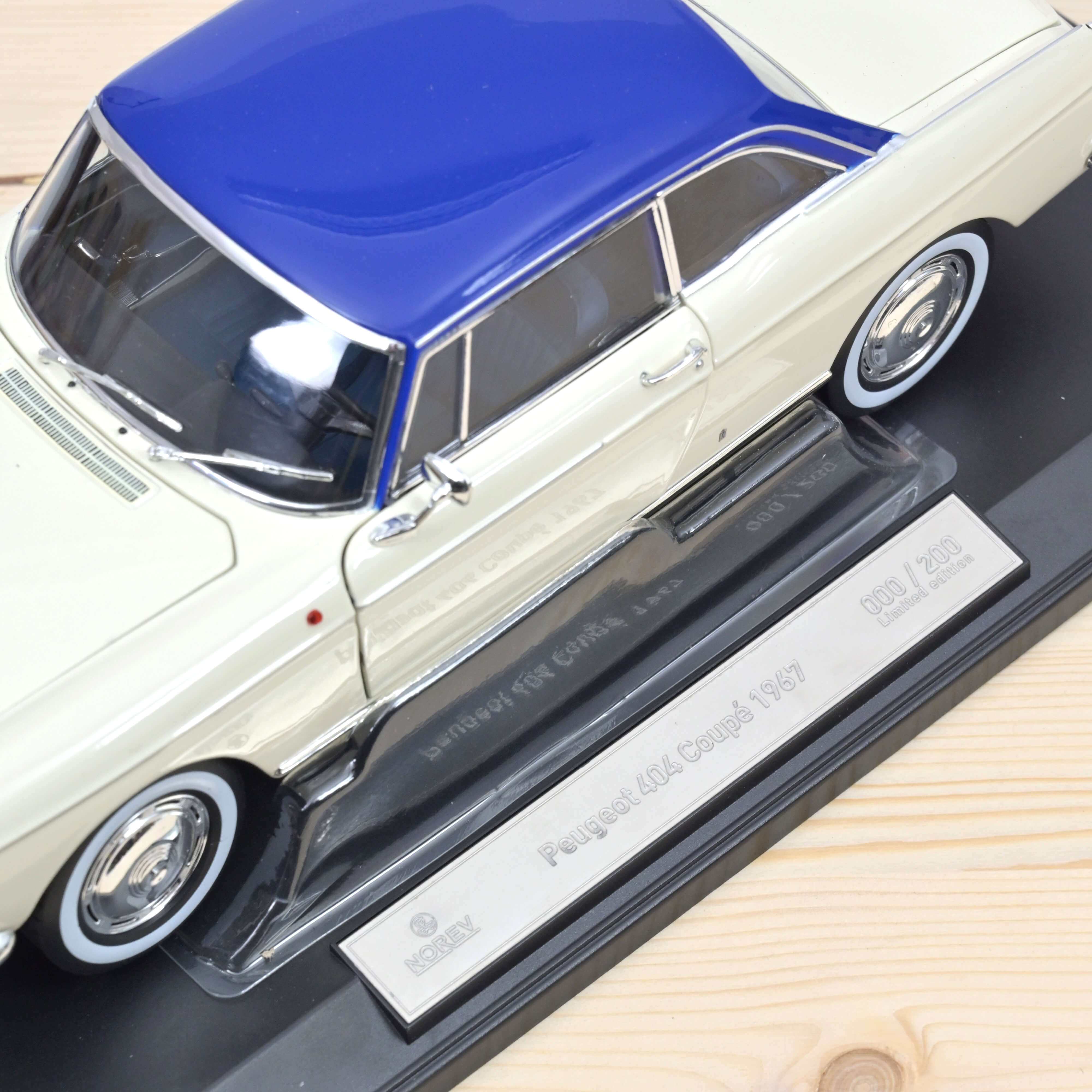 Peugeot 504 Cabriolet 1969 Bleu Métallique 1/18 - 250pcs Peugeot 504 Cabriolet 1969 Bleu Métallique 1/18 - 250pcs