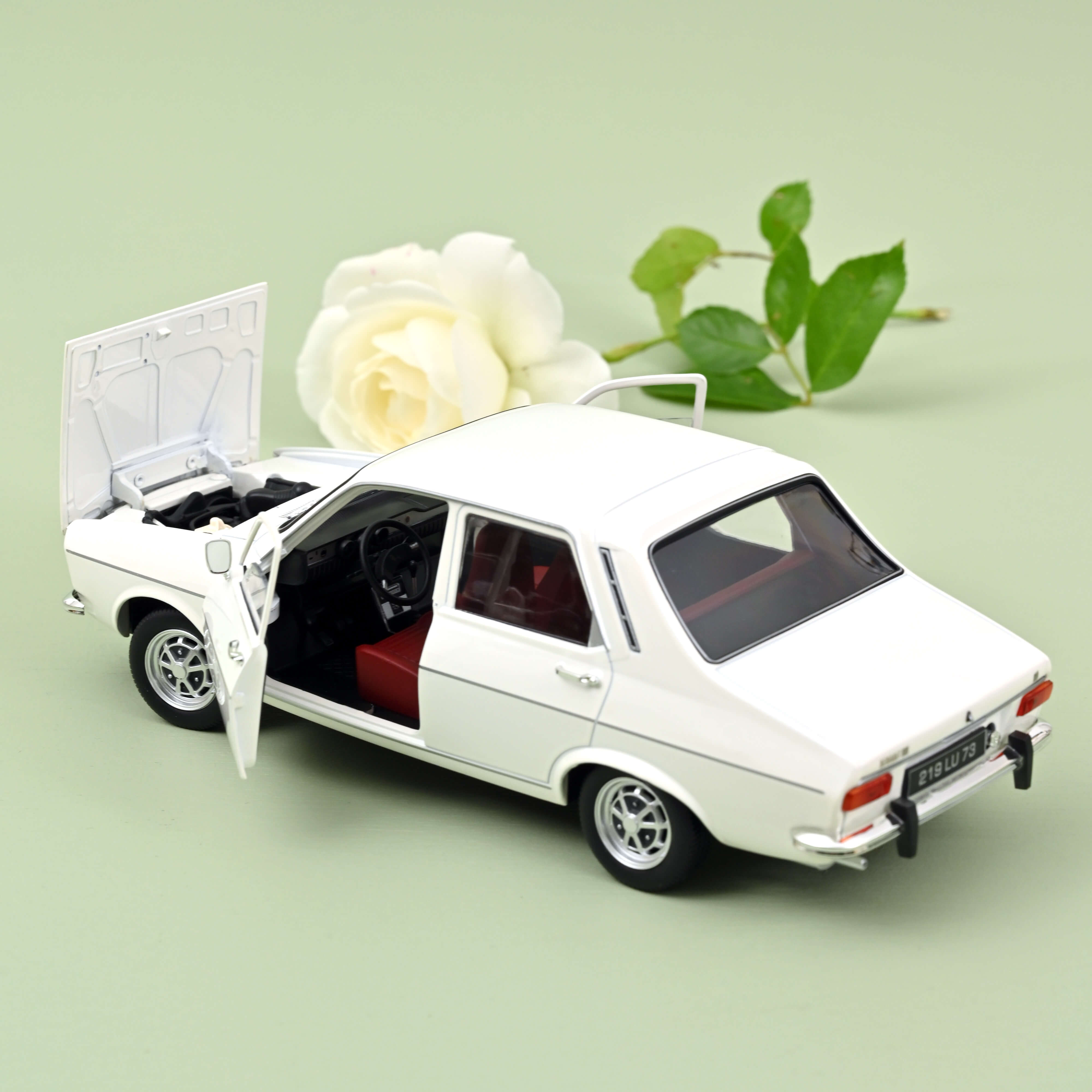 NOREV - Voiture de 1973 couleur verte - RENAULT 12 TS - 1/18 - NOREV185247 NOREV - Voiture de 1973 couleur verte - RENAULT 12 TS - 1/18 - NOREV185247