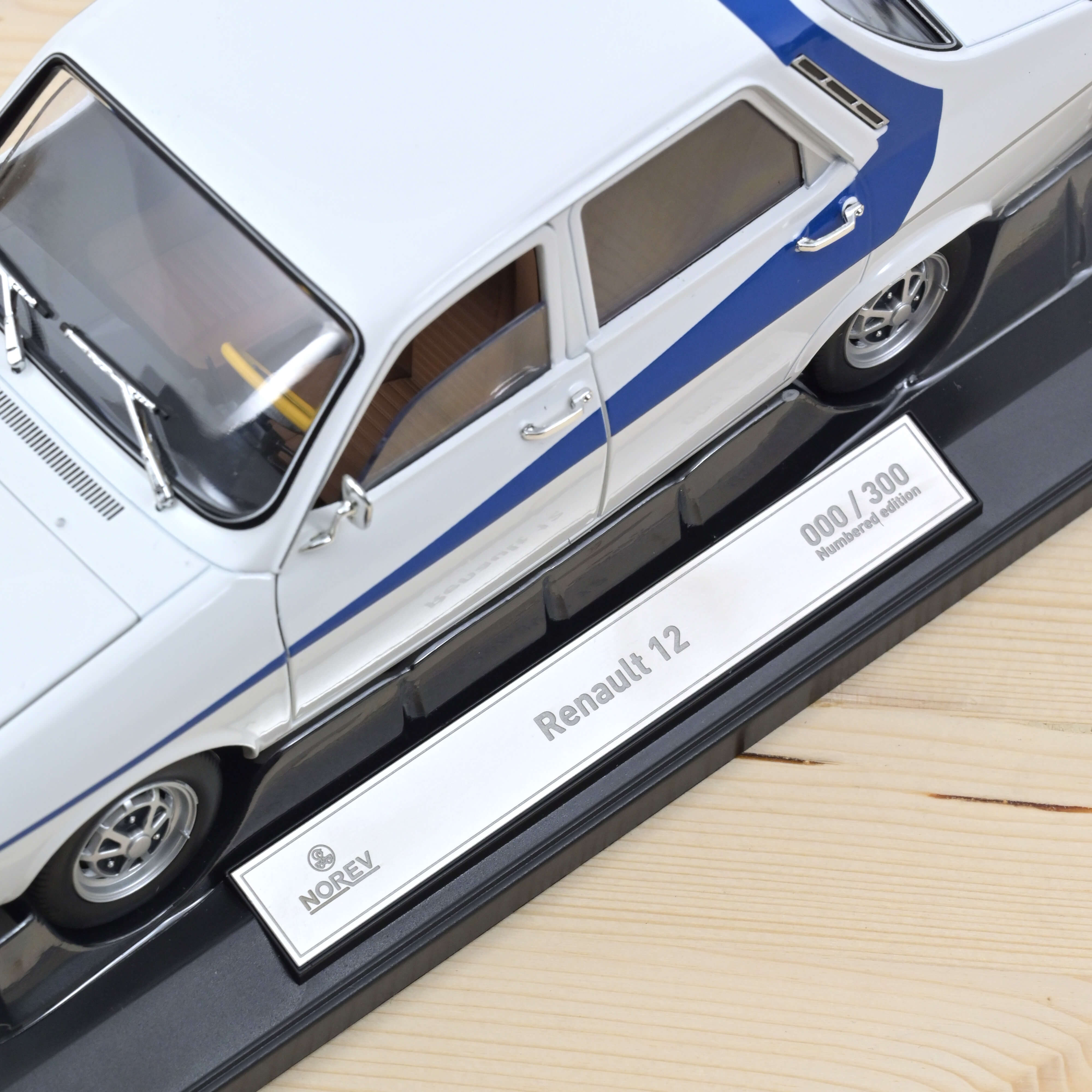 Renault 12 1984 Blanc et Bleu 1/18 - 300pcs Renault 12 1984 Blanc et Bleu 1/18 - 300pcs