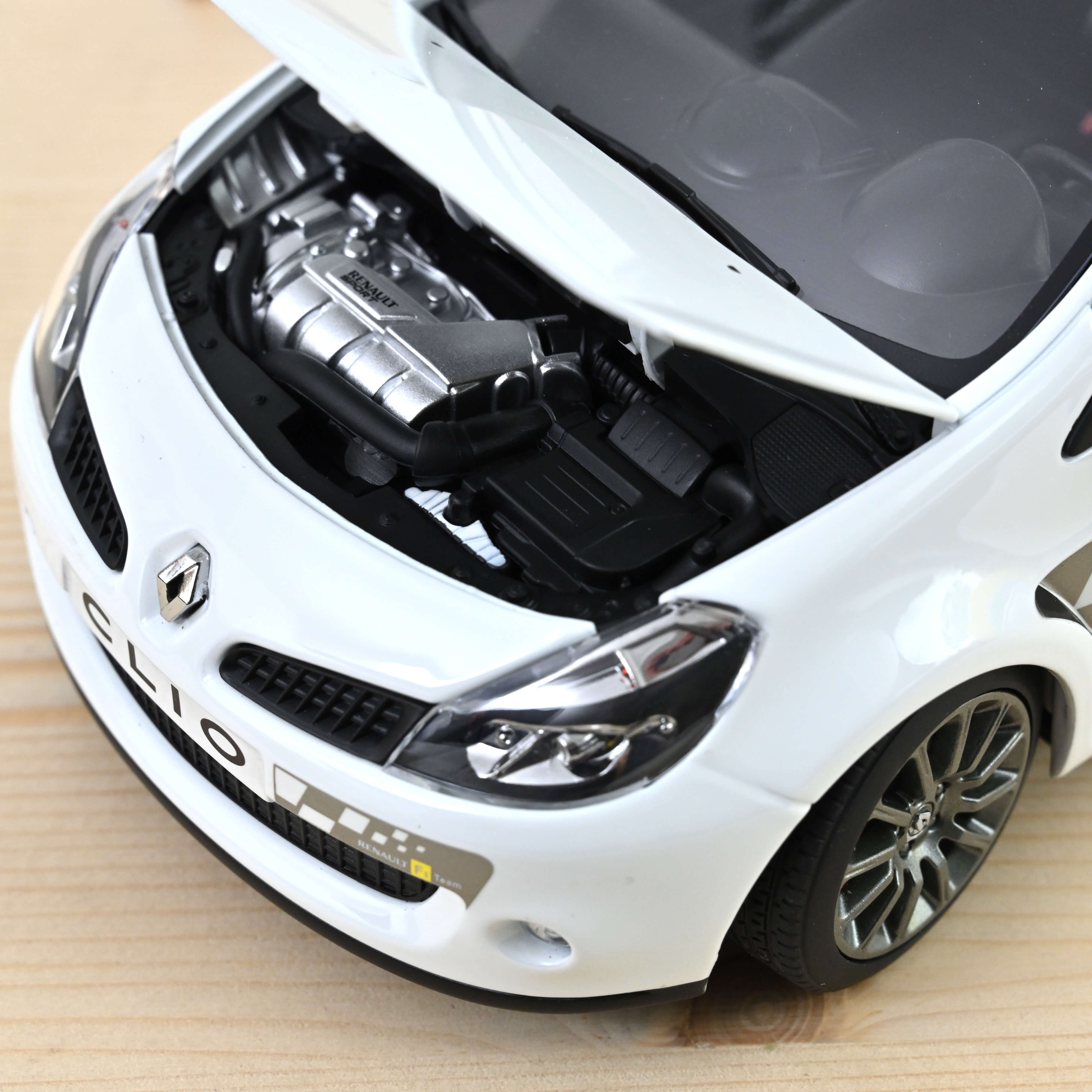 1/18 Renault Clio 3 RS Sport 2006 Grise NEUF EN BOÎTE Solido Réf. 8195 - Collection 1/18 Renault Clio 3 RS Sport 2006 Grise NEUF EN BOÎTE Solido Réf. 8195 - Collection