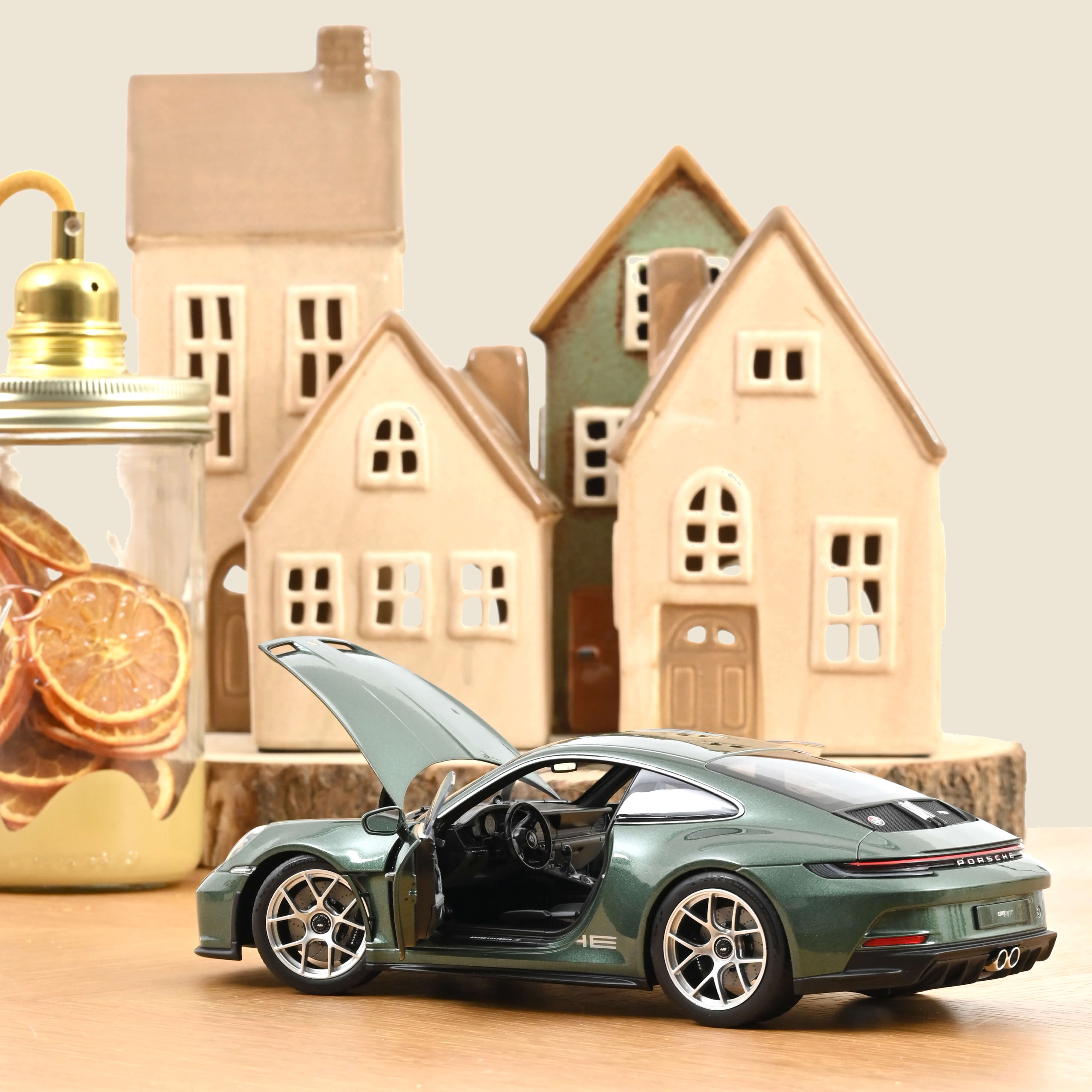 Norev Porsche 911 S/T 2023 grün metallic 1:18 | 1:18 | Maßstab Norev Porsche 911 S/T 2023 grün metallic 1:18 | 1:18 | Maßstab