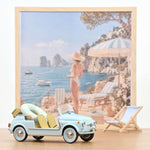 Miniature Norev Fiat 500 Jolly 1965 bleue 1/18, vue trois-quarts avant avec bouée, décor bord de mer