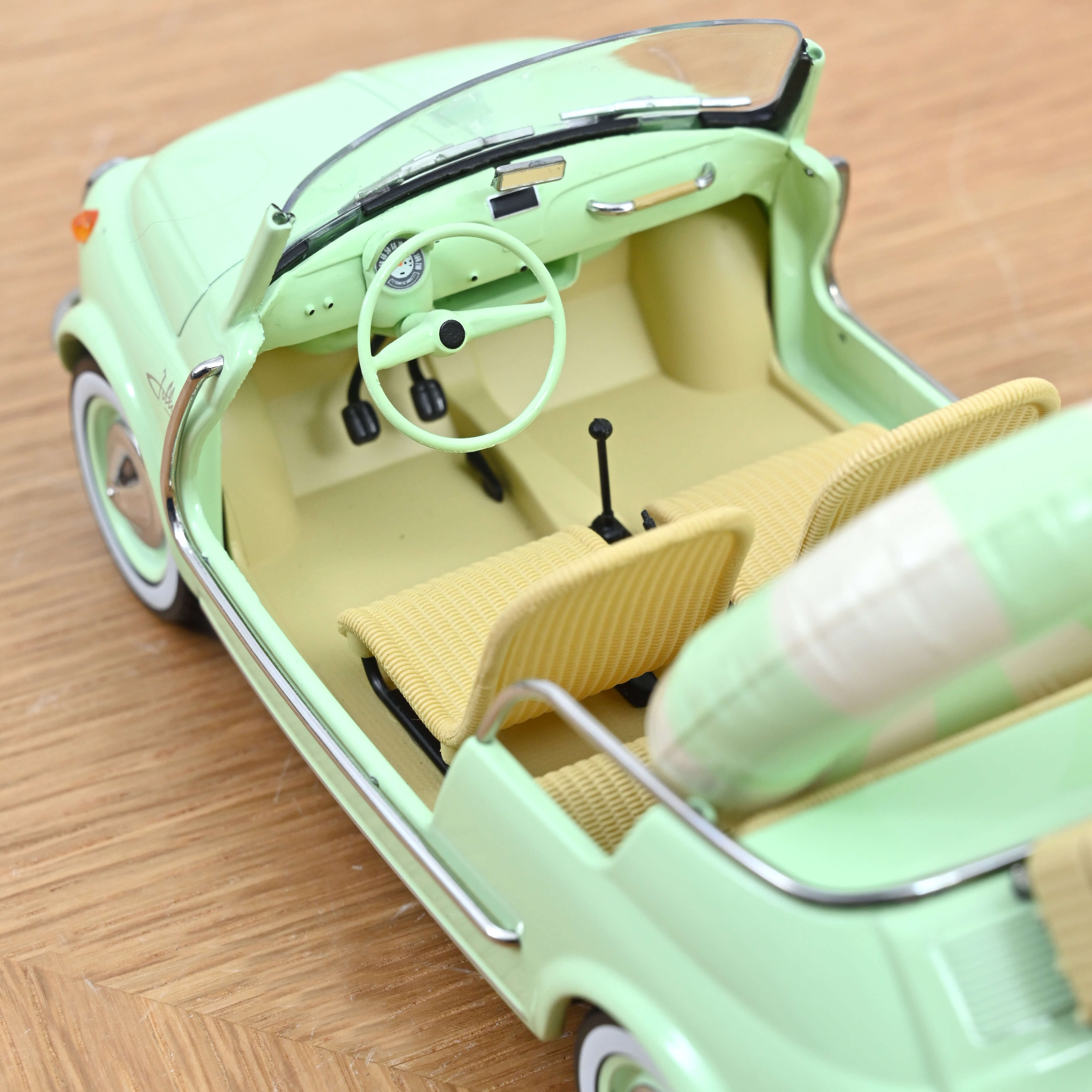 Miniature Norev Fiat 500 Jolly 1965 vert clair 1/18, gros plan de l'habitacle et des sièges beiges