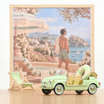 Miniature Norev Fiat 500 Jolly 1965 vert clair 1/18, vue trois-quarts avant avec bouée, décor bord de mer