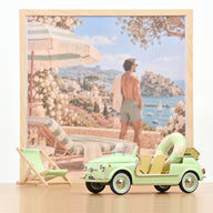 Miniature Norev Fiat 500 Jolly 1965 vert clair 1/18, vue trois-quarts avant avec bouée, décor bord de mer