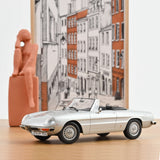 Alfa Romeo 2000 Spider 1973 Gris clair métallisé 1/18