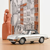 Alfa Romeo 2000 Spider 1973 Gris clair métallisé 1/18