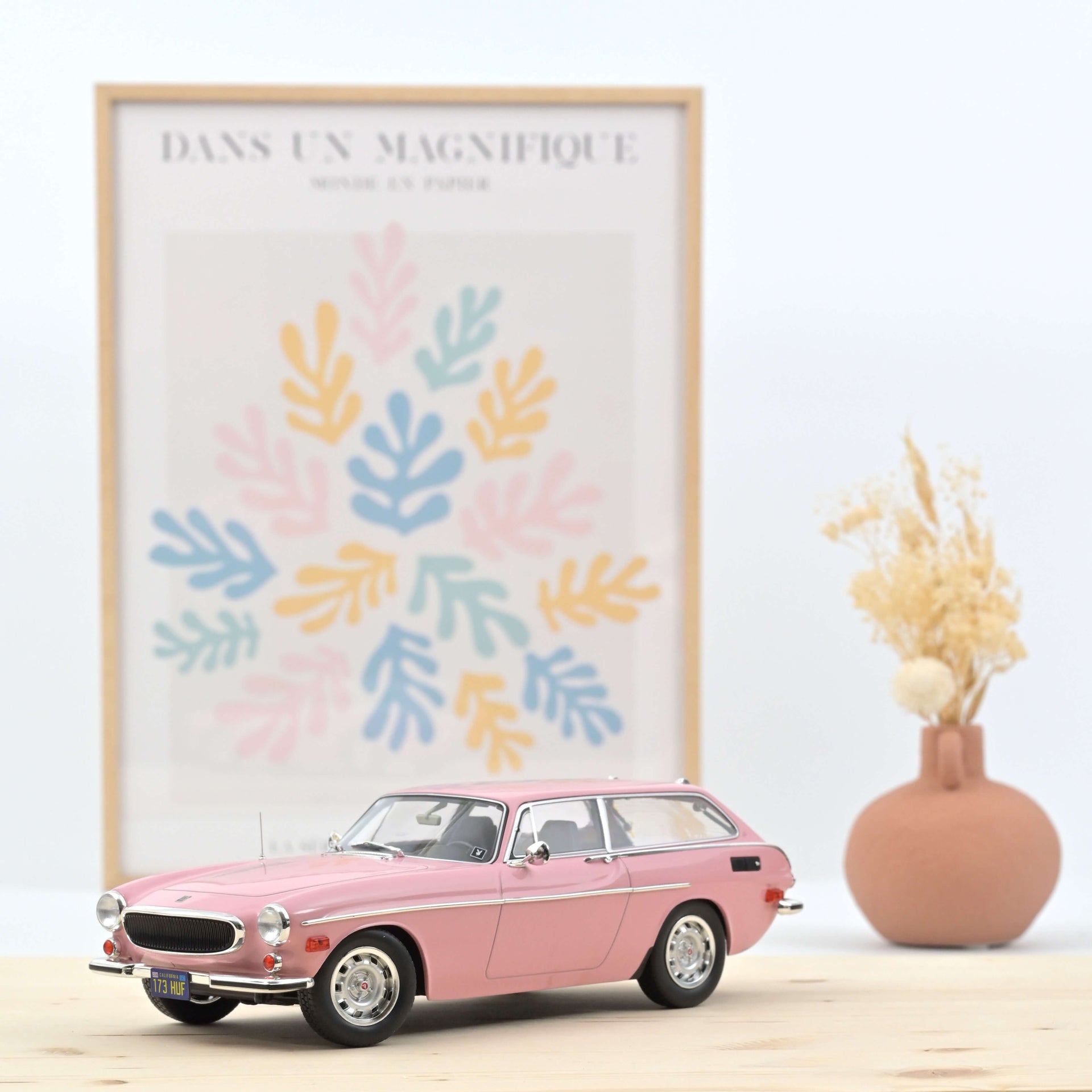 Cadre Photo Mural – Thème Volvo 1800 ES – 3 Photos – Bois – 30x24 Cm – Échelle 1/43