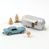 Ford Mustang 1968 Blau metallic und Airstream Caravan Jet-car 1:43