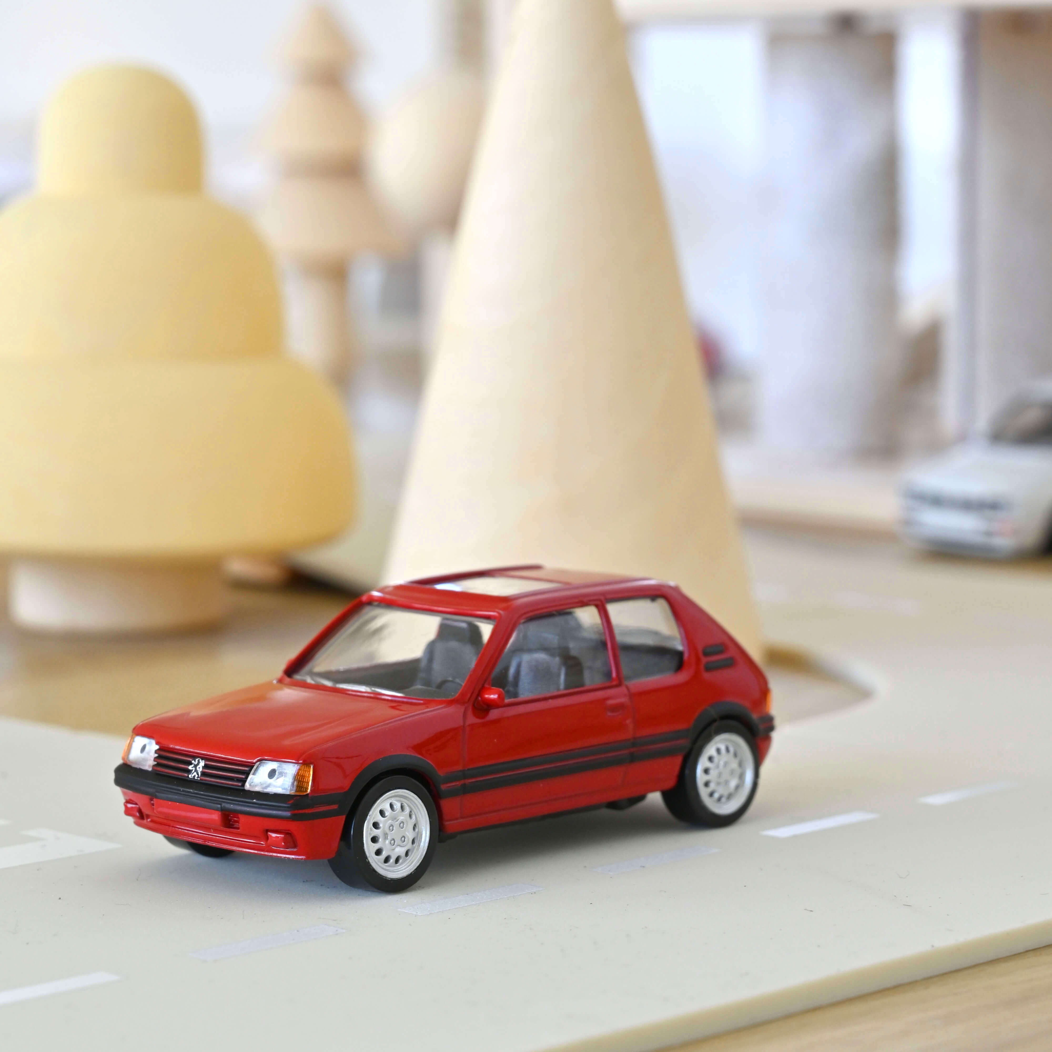 Coffret Norev Youngtimers Jet-car 1/43, Peugeot 205 GTI rouge dans un décor