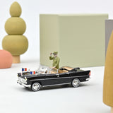 Simca V8 Chambord Présidentielle 1960 with figure 1:43