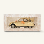 Voiture miniature Norev Citroën 2CV 1986 beige décorée pour un mariage dans sa boîte cadeau illustrée
