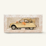 Voiture miniature Norev Citroën 2CV 1986 beige décorée pour un mariage dans sa boîte cadeau illustrée
