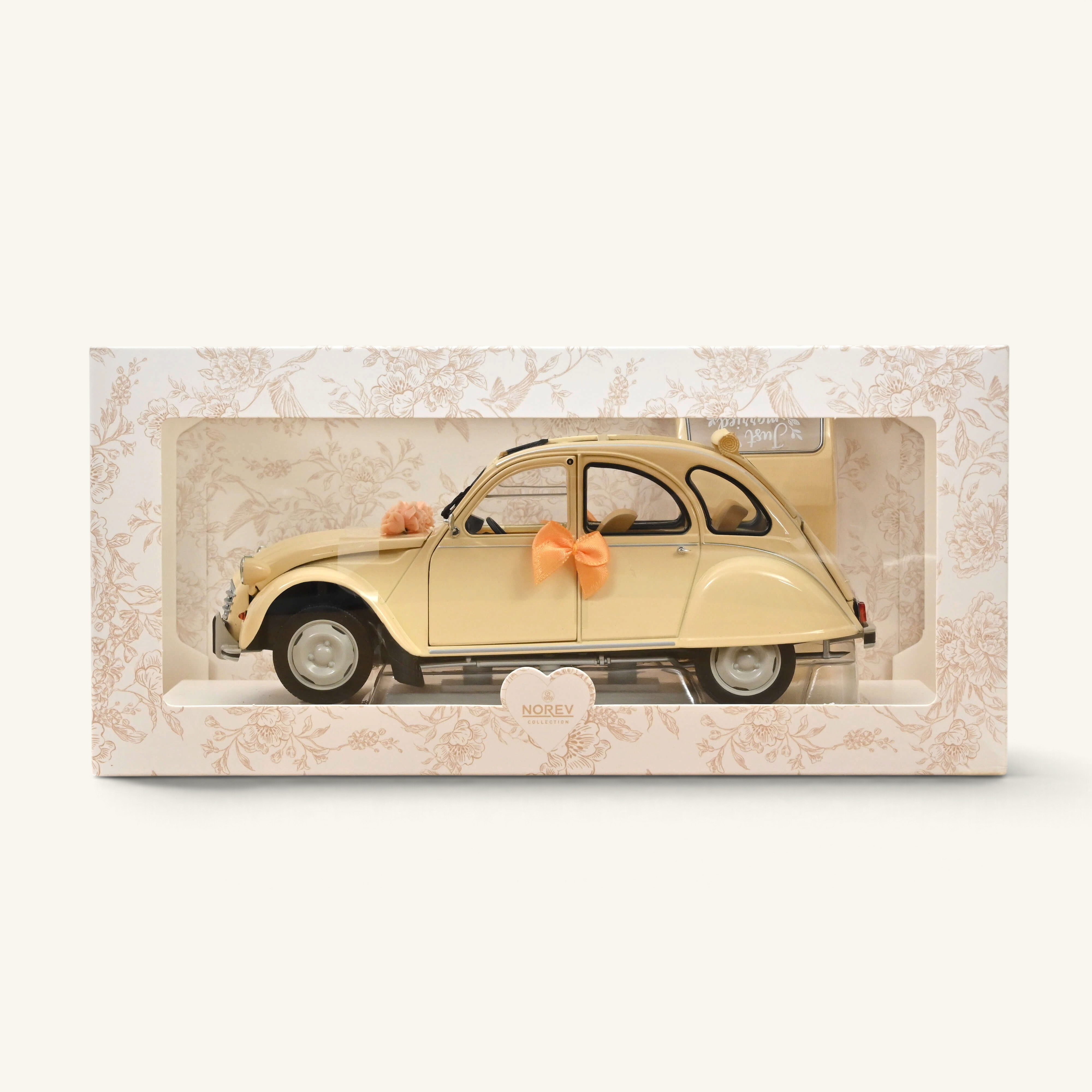 Voiture miniature Norev Citroën 2CV 1986 beige décorée pour un mariage dans sa boîte cadeau illustrée