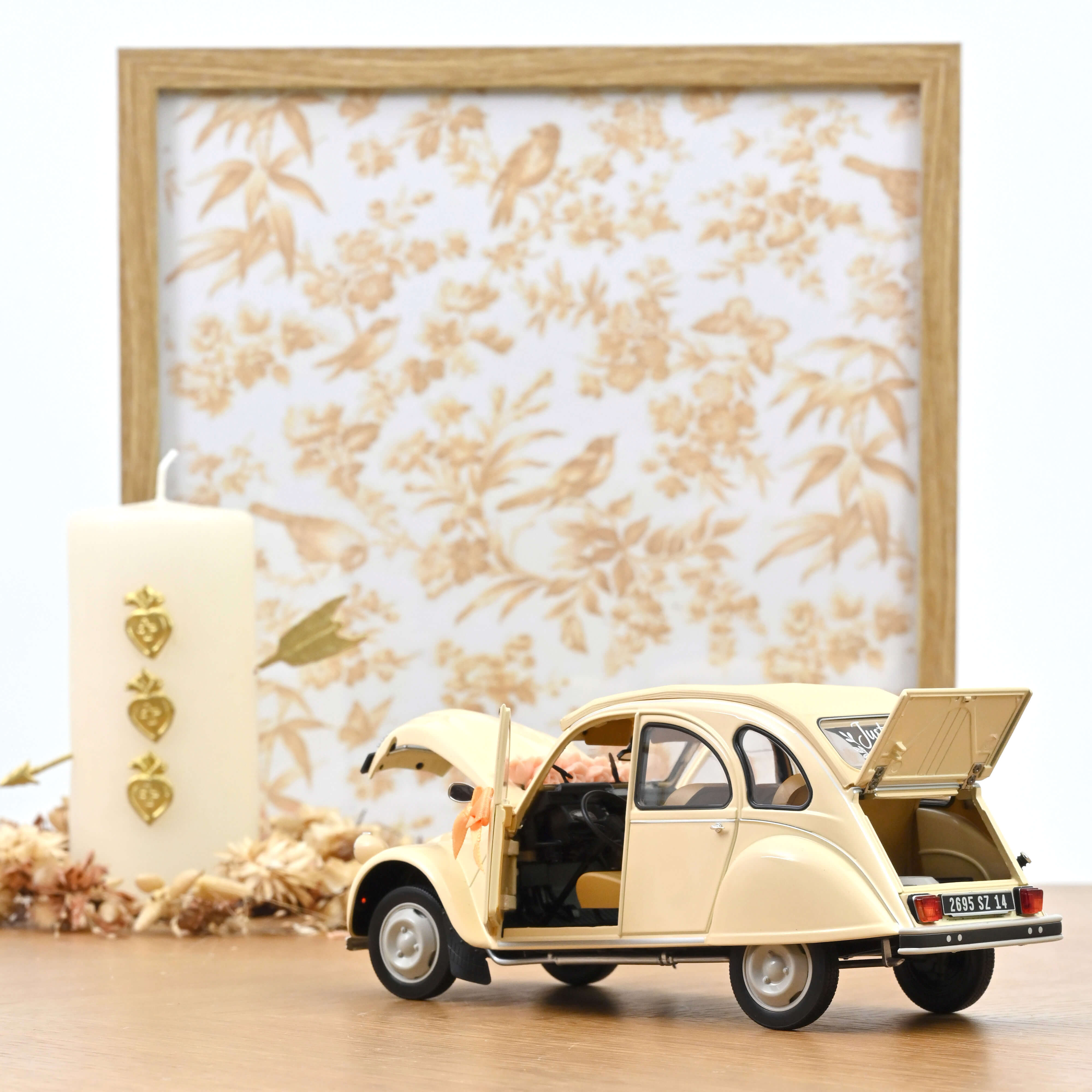 Voiture miniature Norev Citroën 2CV 1986 beige mariage à l'échelle 1/18 avec capot et coffre ouverts sur table en bois