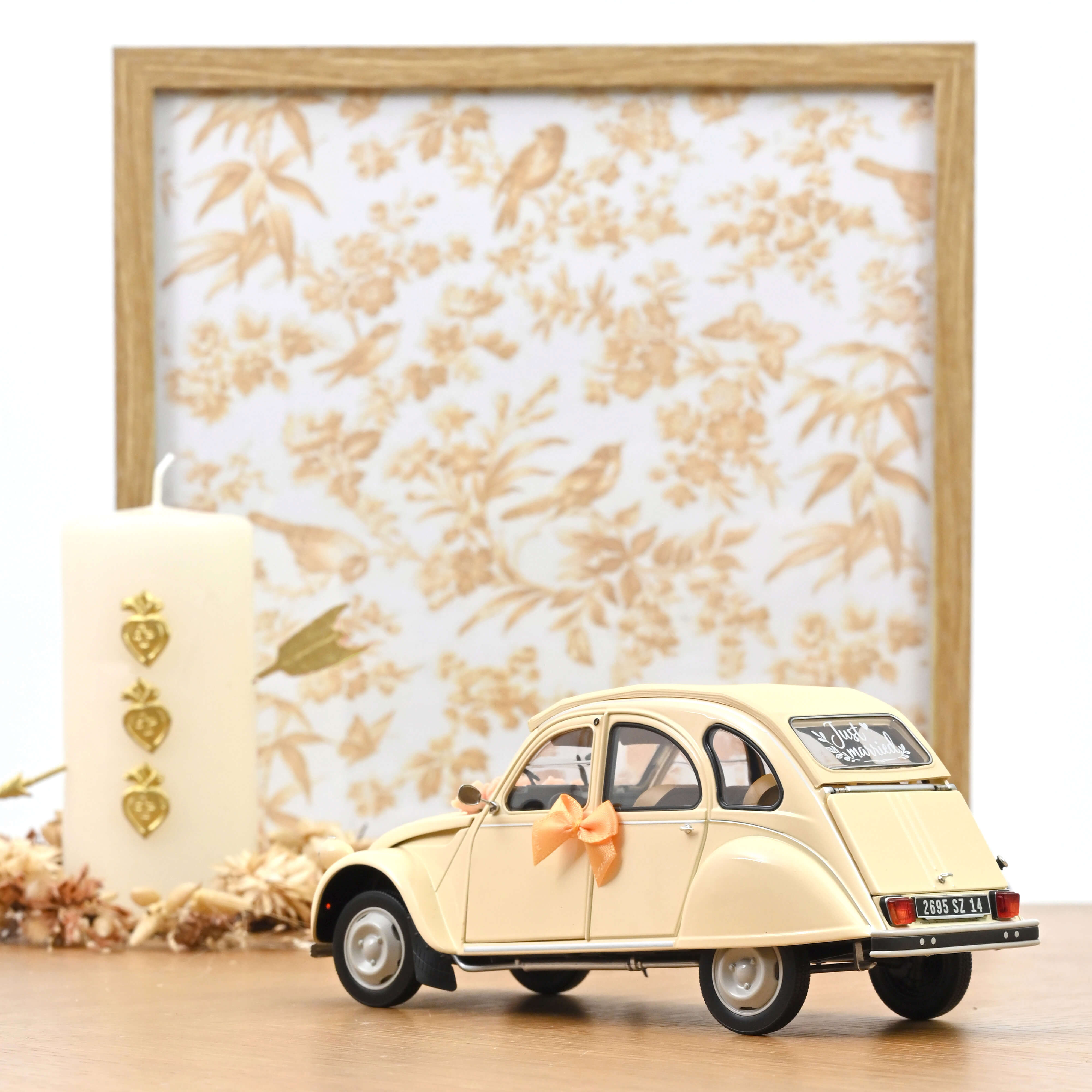Voiture miniature Norev Citroën 2CV 1986 beige décorée pour un mariage avec un ruban et une pancarte Just Married
