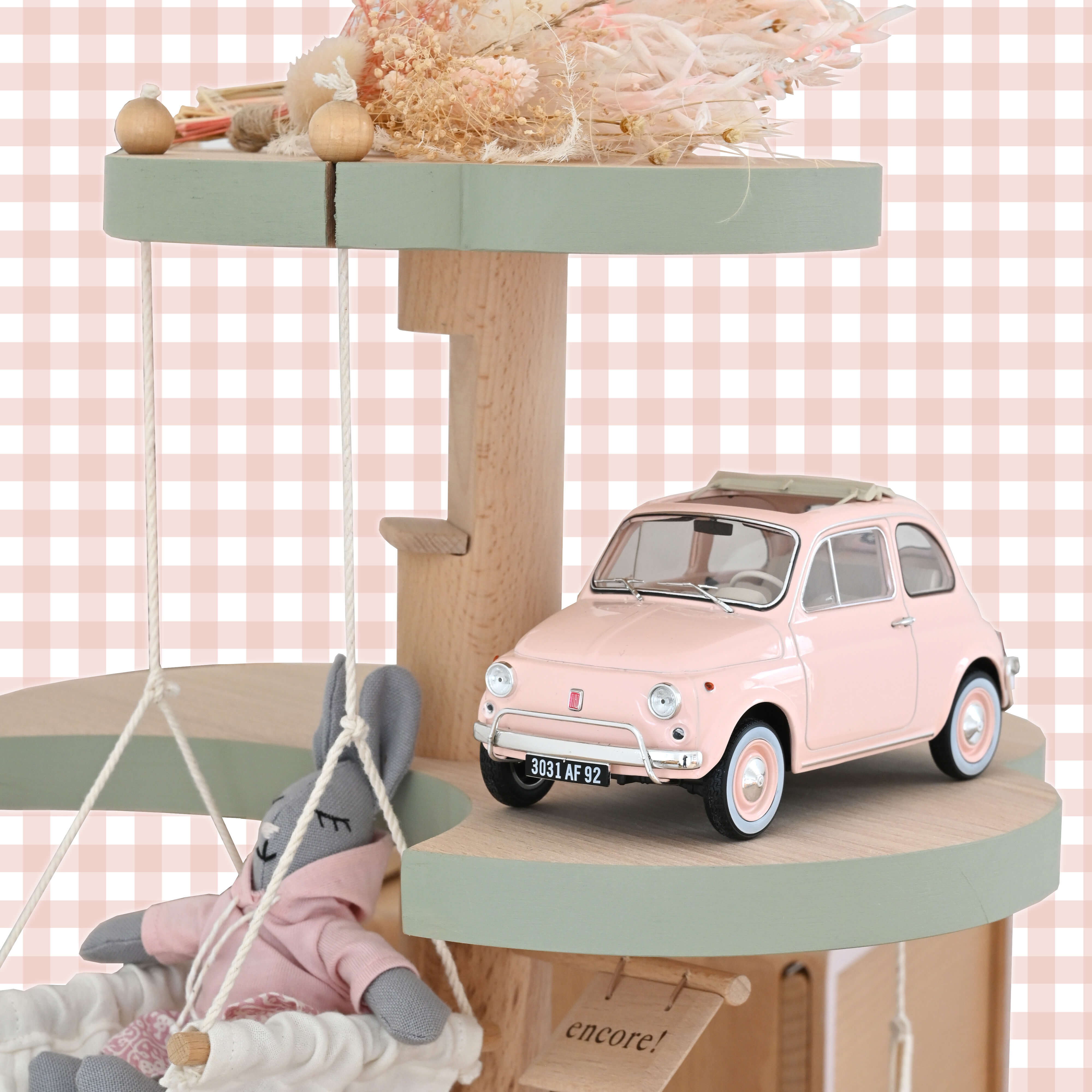 Voiture miniature Norev Fiat 500 L 1968 rose pastel, objet de décoration vintage pour chambre de bébé