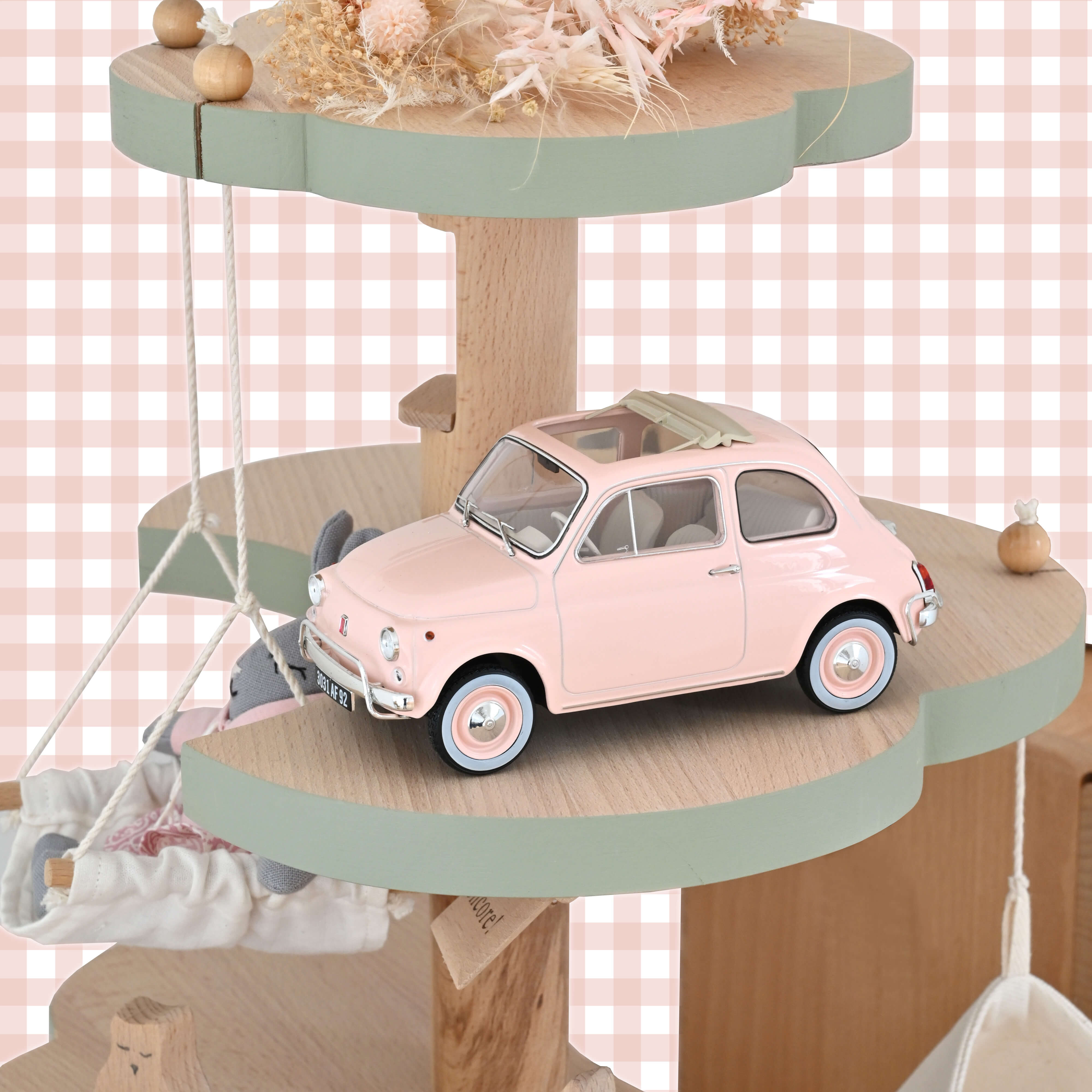 Voiture miniature Norev Fiat 500 L 1968 rose pastel, objet de décoration vintage pour chambre de bébé