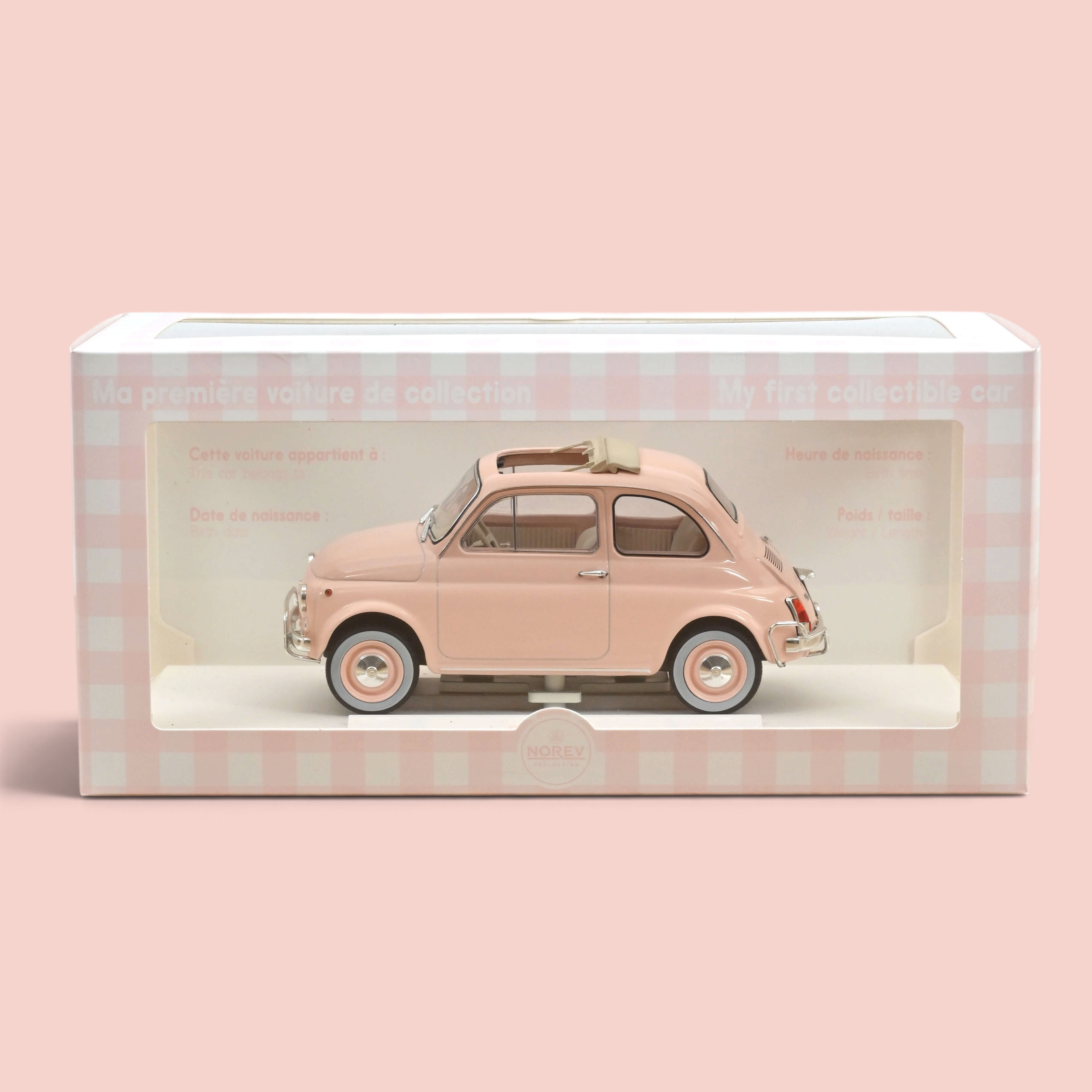Voiture miniature Norev Fiat 500 L 1968 rose pastel dans son coffret cadeau de naissance décoratif